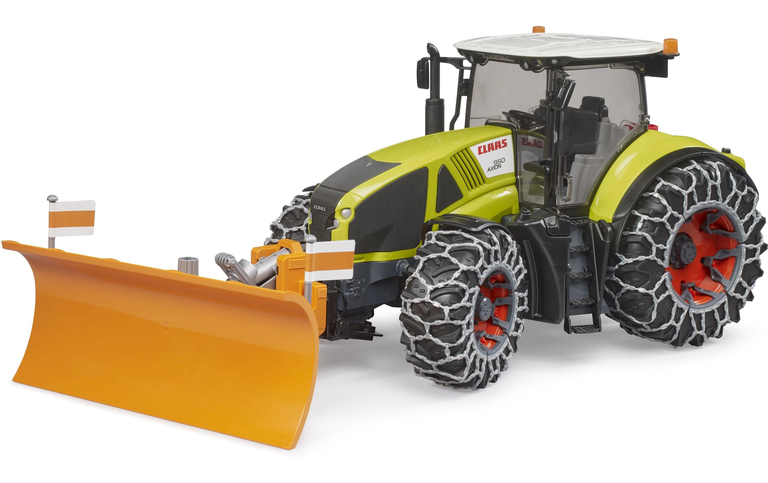 Claas Axion mit Schneeketten und Räumschild