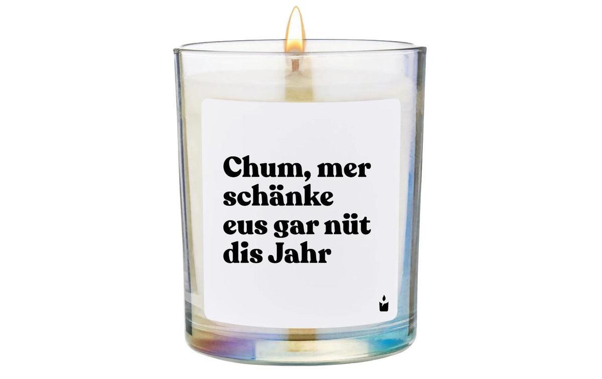 ChattyCandles Duftkerze Chum, mer schänke eus gar nüt dis Jahr, Flowery, 6.7x8cm, 55h