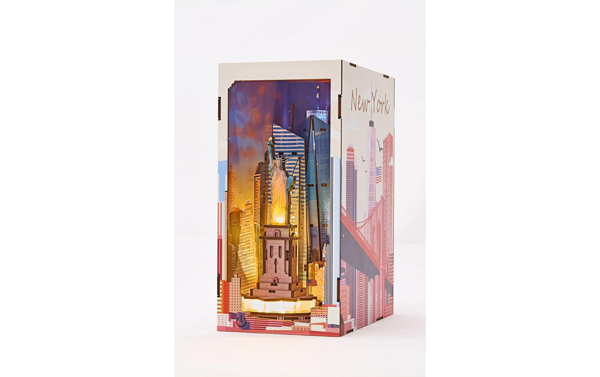 Tiny Adventures New York - Book Nook Holzbausatz, inklusive LEDs