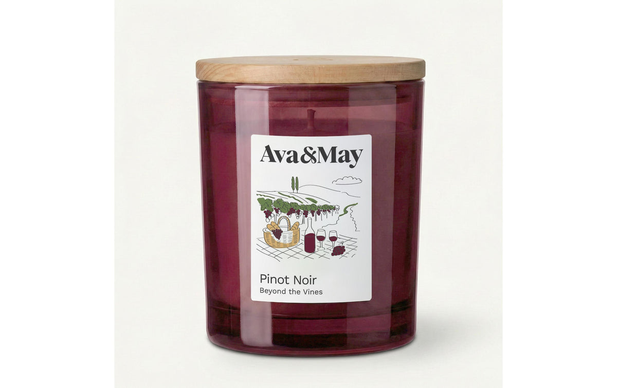 AVA & MAY Duftkerze Pinot Noir, 220 gr Brenndauer 56h, 100% pflanzlicher Wachs