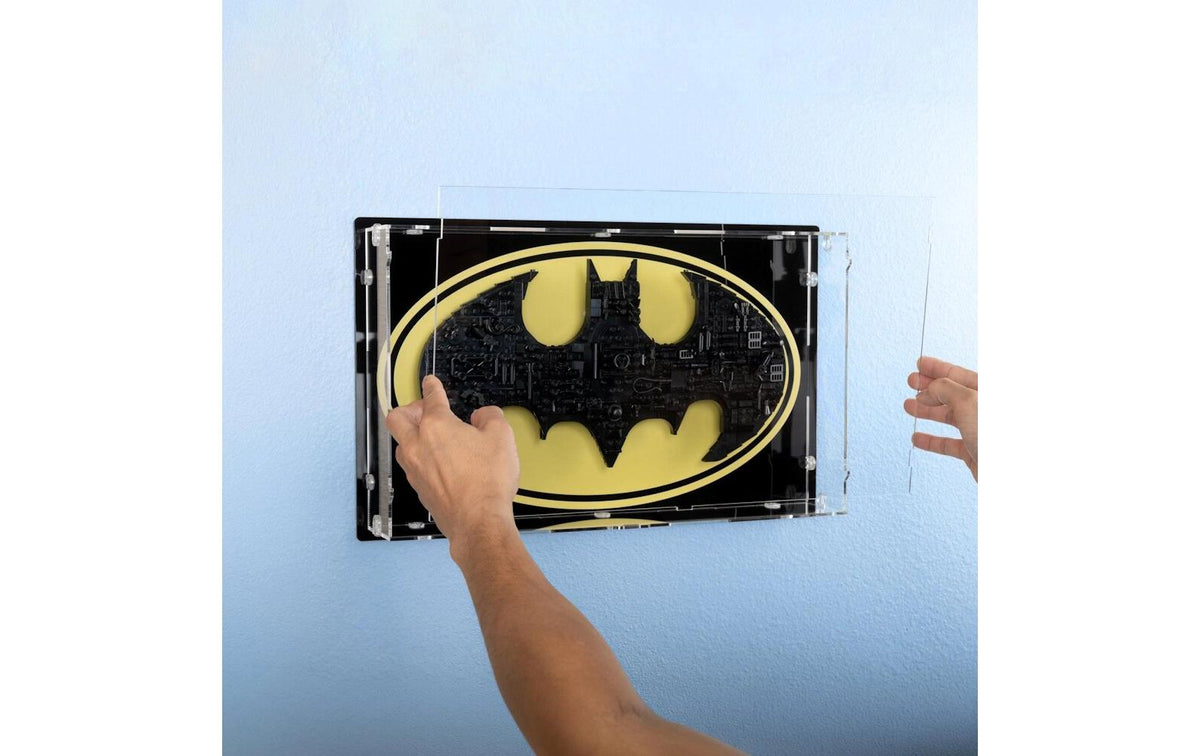 Acryl-Wand-Display LEGO 76330 Batman Logo Mit gelben Oval auf schwarzem Hintergrund