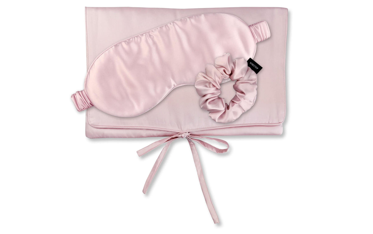 Ailoria TRAVEL SET BEAUTY M Shy Blush 1x Silk bag,1x Sleepingmask, 1x Scrunchie M